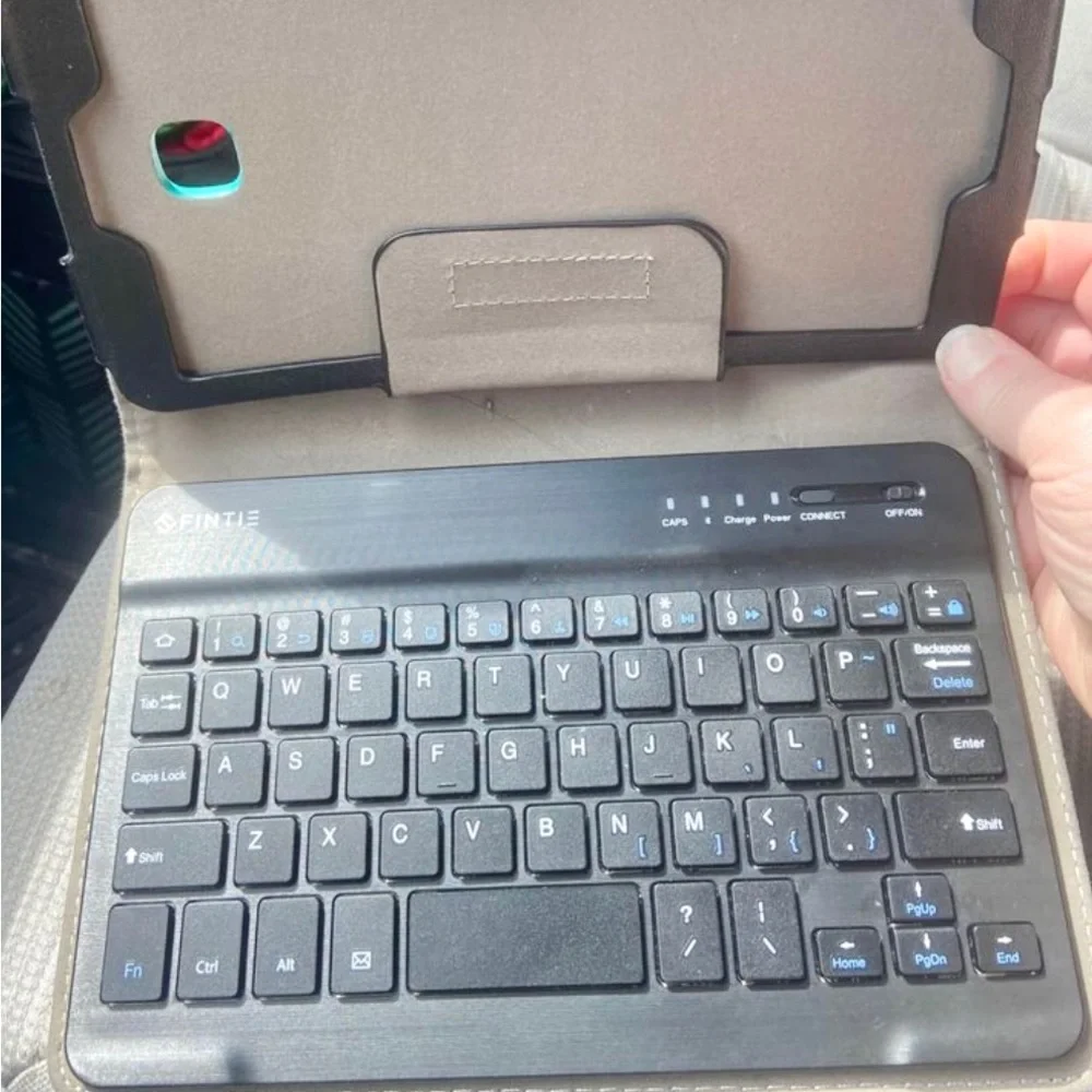 Tablet Case for a 8” tablet plus keyboard - Picture 2 of 2